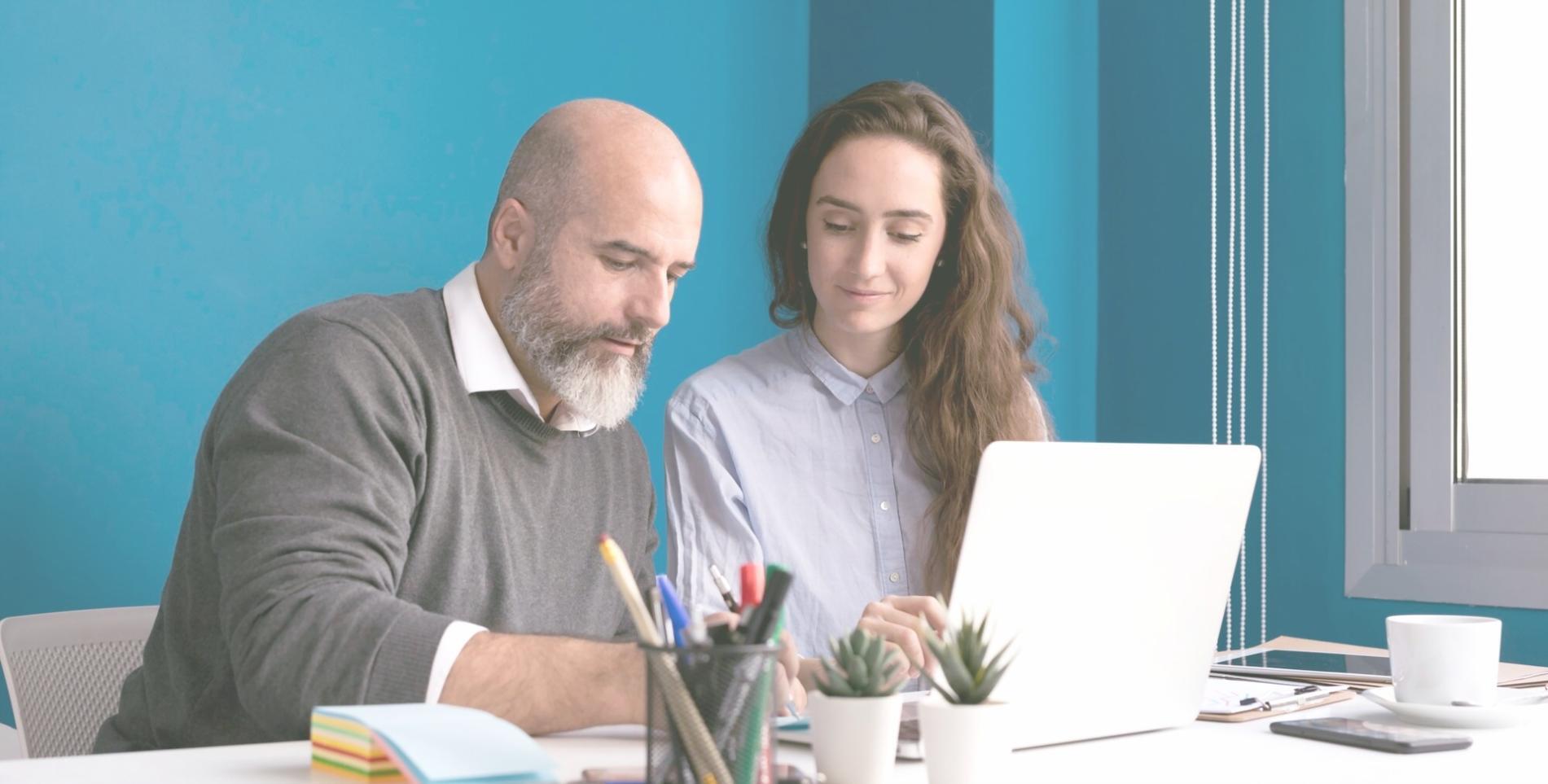 Moderne Finanzanalyse-Arbeitsplatz mit Diagrammen